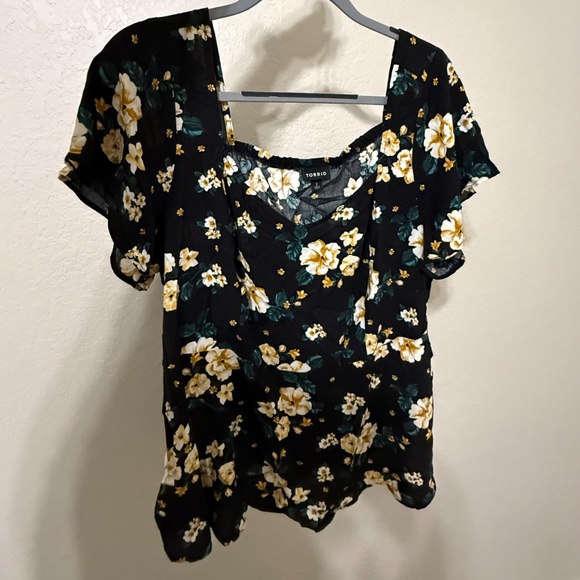 Torrid Flutter Sleeve Floral Peplum Top - Picture 6 of 8